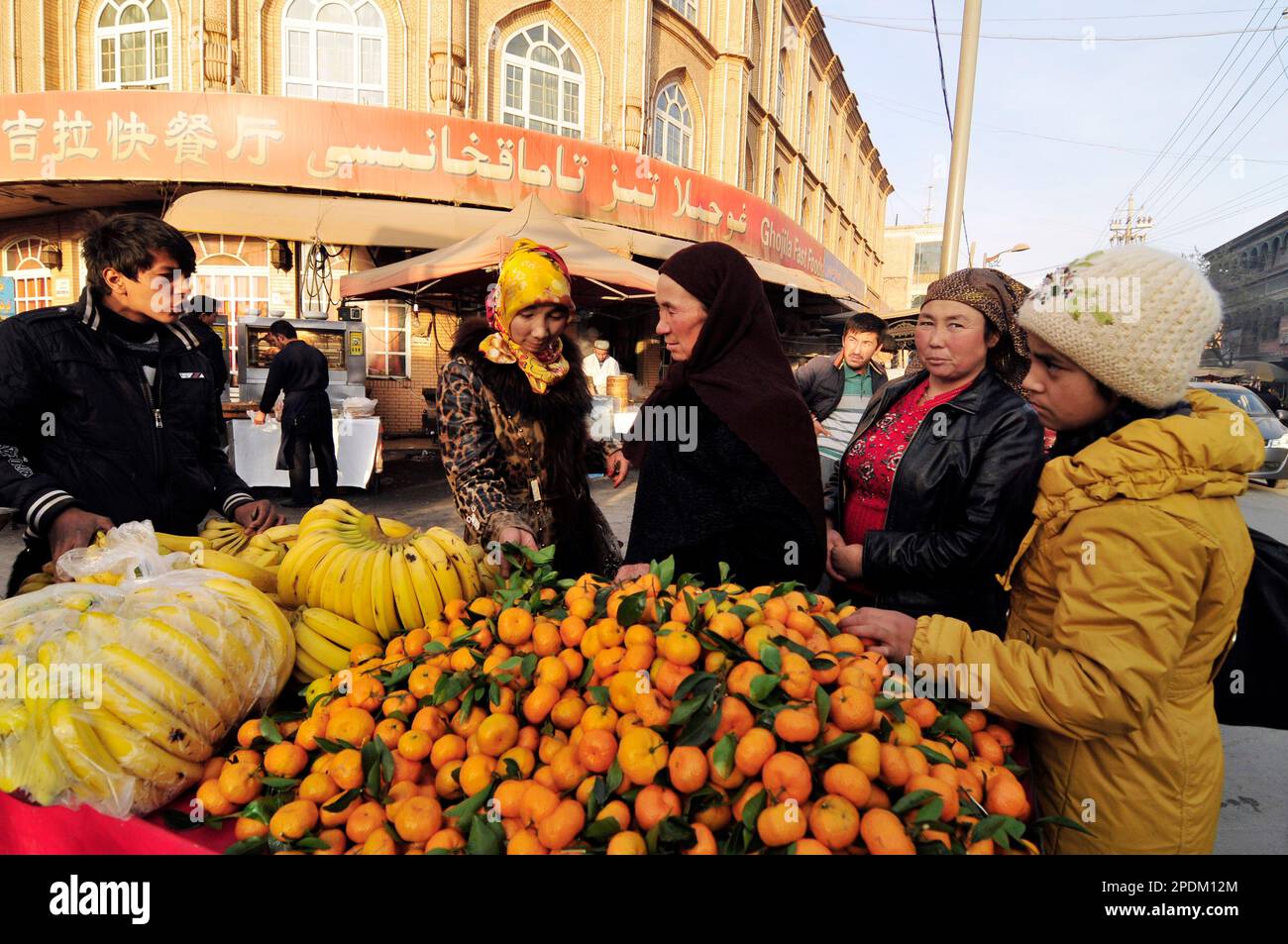 Un fornitore mobile di frutta nella città vecchia di Kashgar, Xinjiang, Cina. Foto Stock