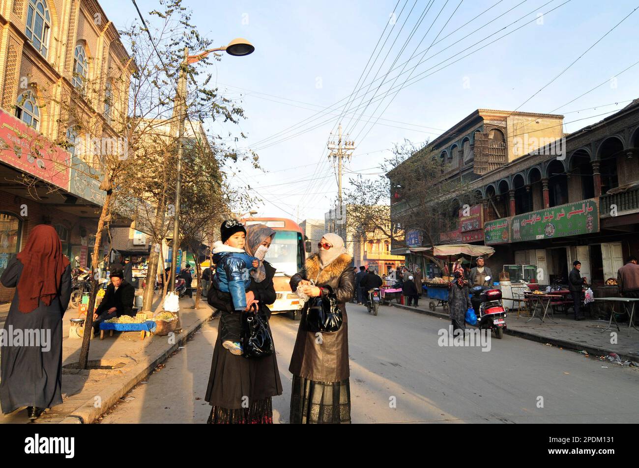Camminando nella città vecchia di Kashgar, Xinjiang, Cina. Foto Stock