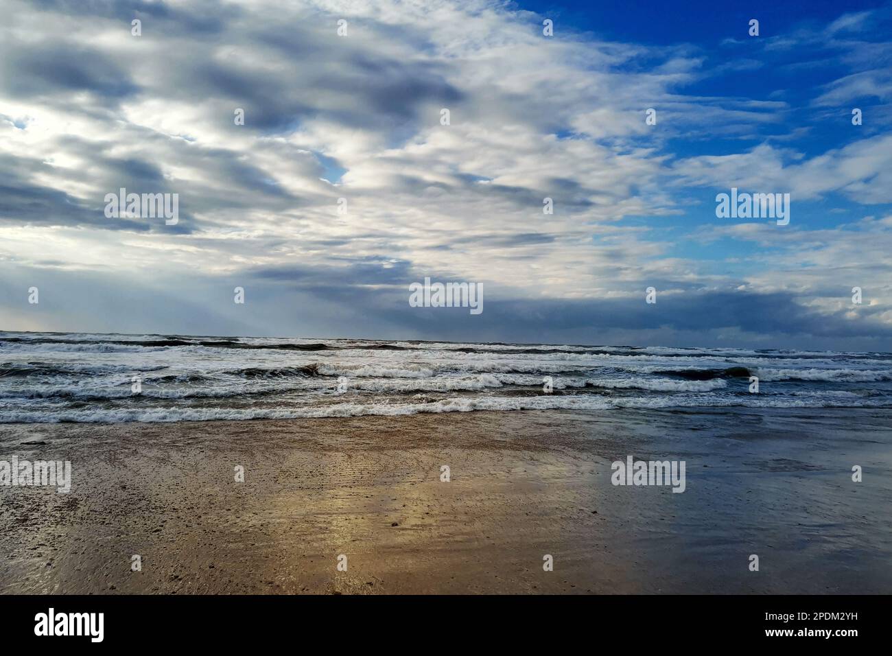 Raggi di luce solare che cadono dal cielo a Herzliya Beach. Foto di sfondo naturale. Tramonto sul mare. Tempesta invernale. Mare. Foto Stock