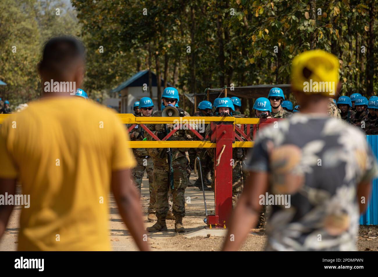 Bangladesh. 6th Mar, 2023. Un membro della Guardia Nazionale dell'Oregon Army di 3-116 unità di Cavalleria, Charlie Company, dà i comandi a due giocatori di ruolo locali in cerca di aiuto durante l'addestramento del checkpoint come parte dell'esercitazione Tiger Lightning 2023 presso il centro di addestramento dell'operazione di sostegno della pace del Bangladesh Institute of Peace Support (BIPSOT) vicino a Dhaka, Bangladesh 6 marzo 2023. Tiger Lightning 2023, un esercizio bilaterale sponsorizzato dagli Stati Uniti Il comando Indo-Pacific, ospitato dalle forze armate del Bangladesh, lavora ogni anno per rafforzare la disponibilità al mantenimento della pace in Bangladesh, promuovere l'interoperabilità e rafforzare la partnership tra di loro Foto Stock