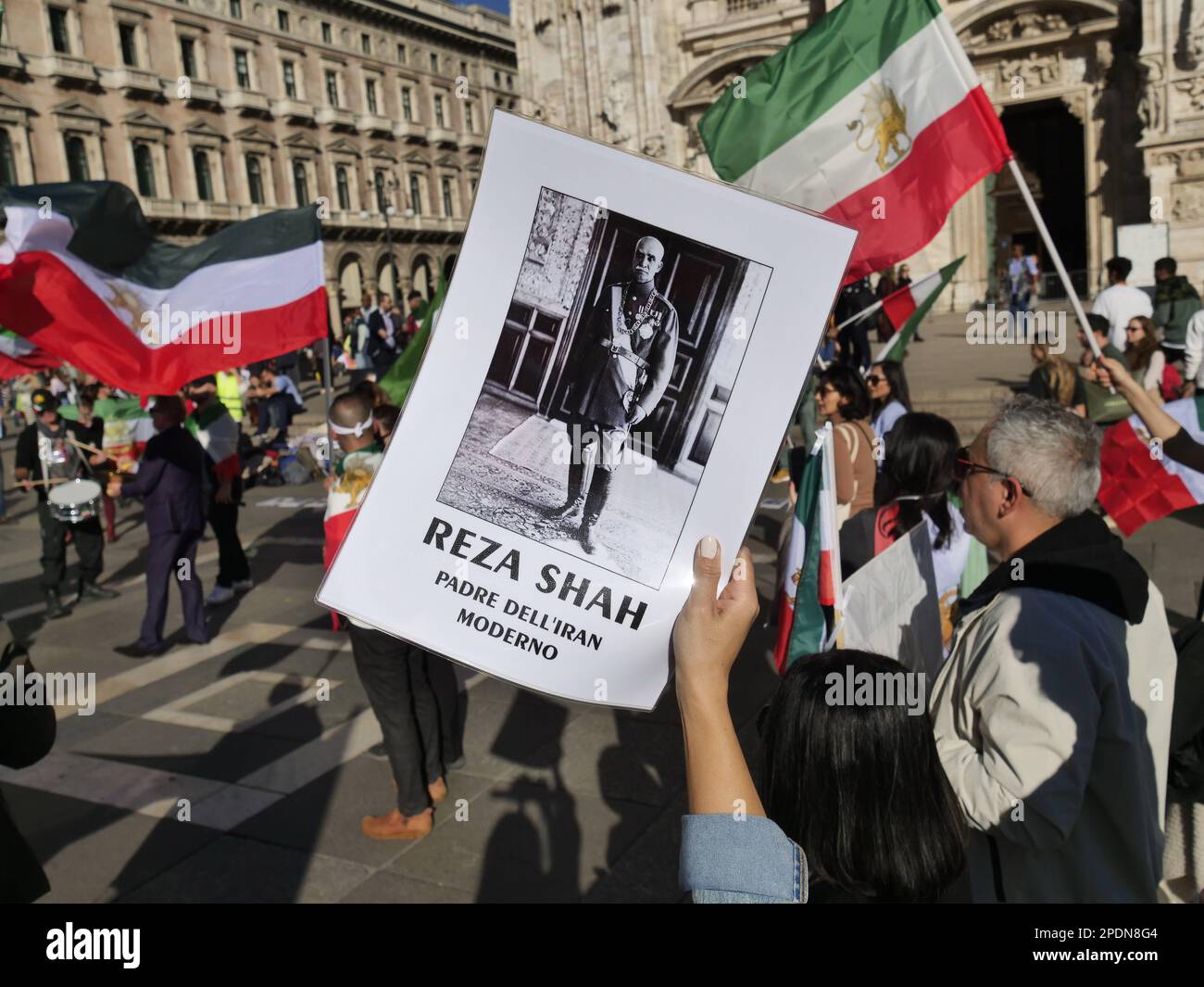 Protesta della comunità iraniana nella piazza della cupola per i diritti delle donne e lo schema di Ali Khamenei. Foto Stock