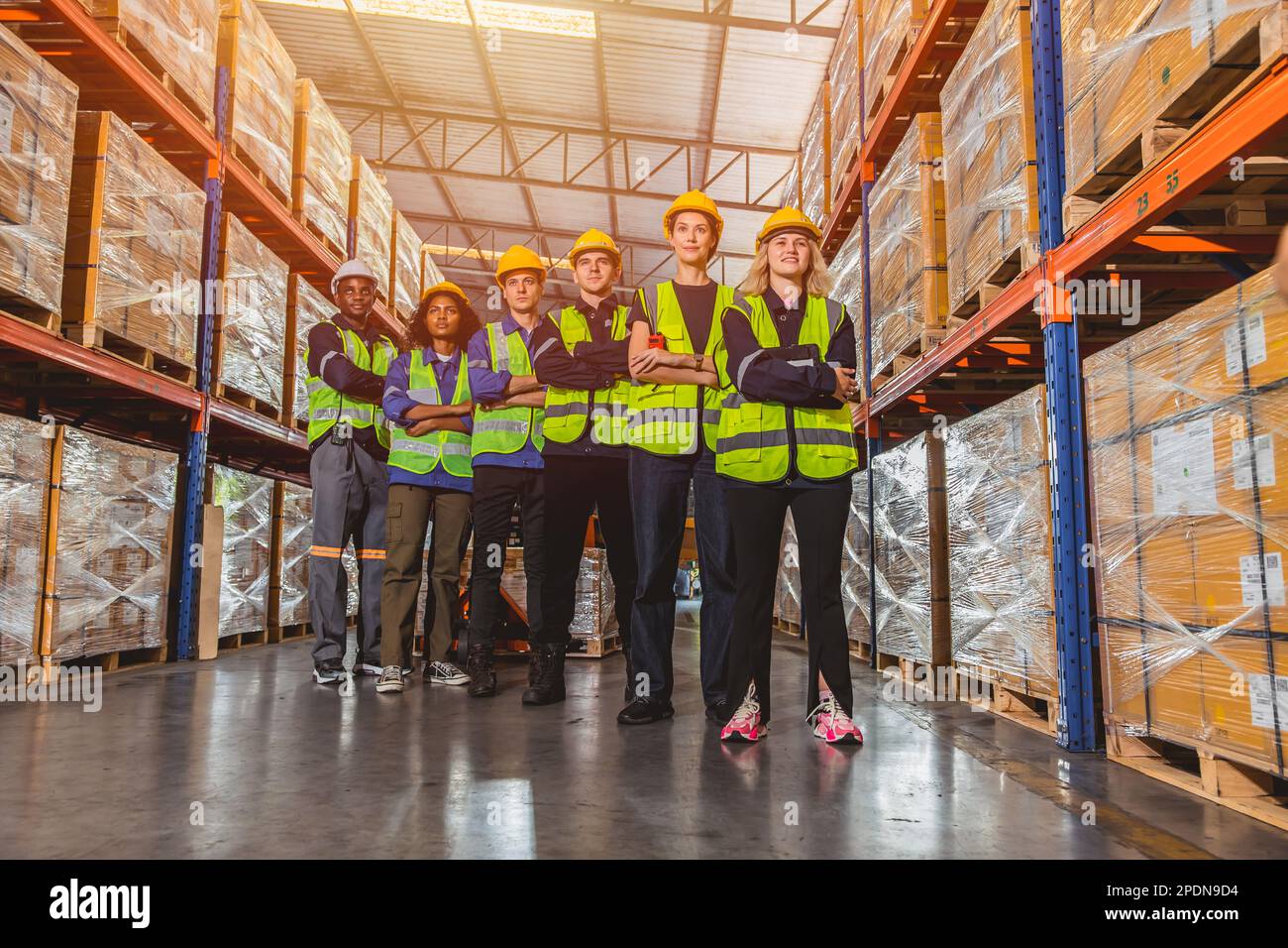gruppo di persone del personale del magazzino dei lavoratori in piedi insieme per il lavoro di squadra del negozio di spedizione dei prodotti di inventario Foto Stock