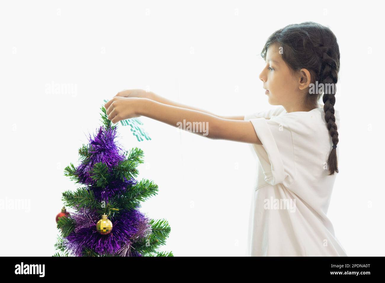 cute bambino godere decorazione albero di natale in mattinata giorno sfondo bianco luce Foto Stock