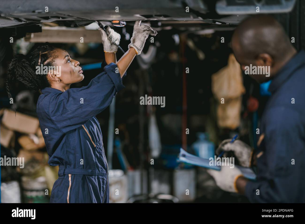 Officina meccanica donna squadra di lavoro auto servizio auto nero africano persone lavoratore professionale insieme Foto Stock