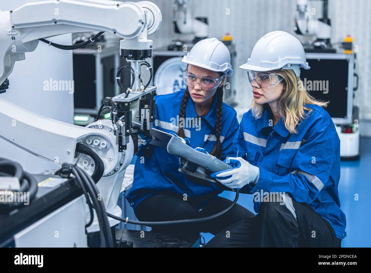 ingegnere intelligente donna che lavora insieme braccio robot di servizio nel settore delle fabbriche di automazione Foto Stock