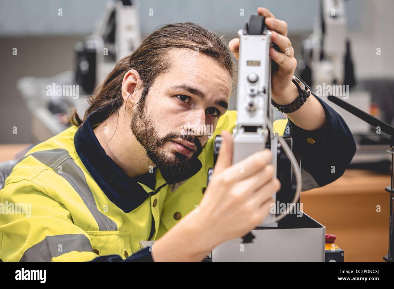 Ingegneria meccanica di assemblaggio aerospaziale, hardware di progettazione di lavoro maschio con lavori di precisione e di dettaglio Foto Stock