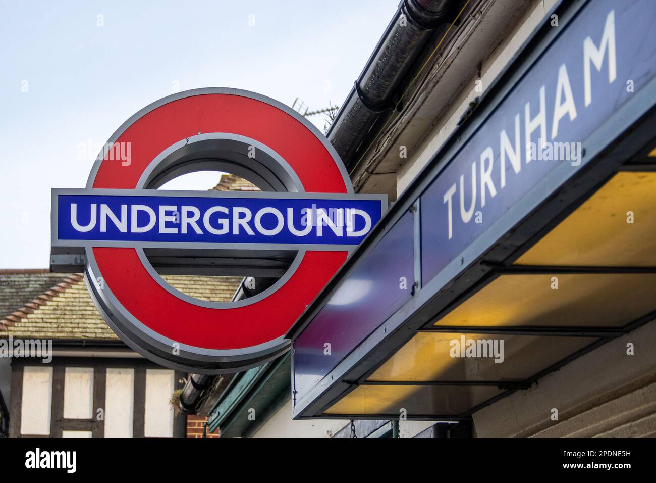 Londra, Regno Unito - 15 marzo 2023: I treni e le stazioni della metropolitana sono chiusi o servono poco servizio come l'azione di sciopero da ASLEF e RMT, Turnham Green Station, che serve le linee District e Piccadilly è chiusa. Credit: Sinai Noor/Alamy Live News Foto Stock