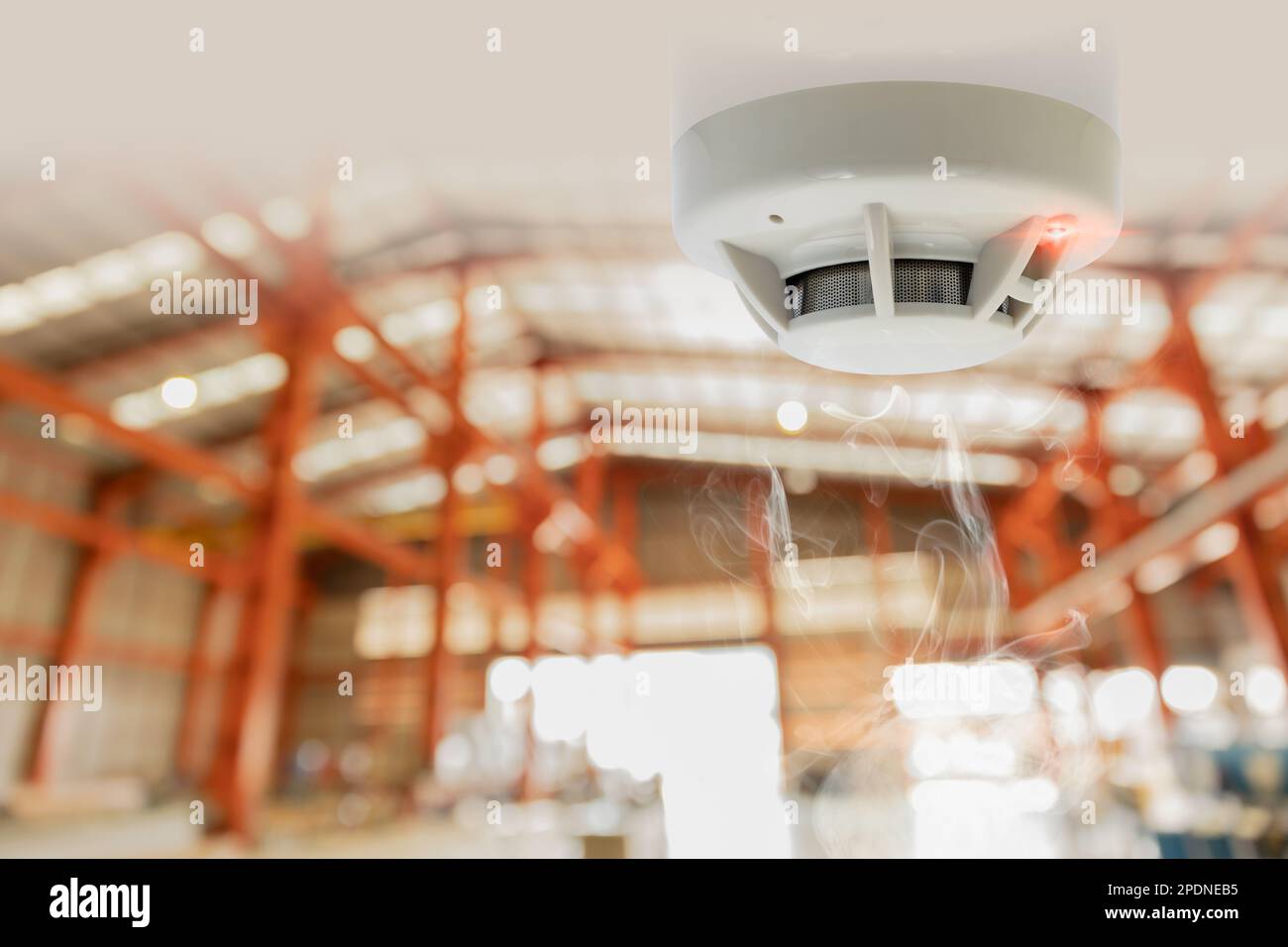 Allarmi antincendio per il rivelatore di fumo di magazzino impostazione del dispositivo di sicurezza del rivelatore di incendio al soffitto dell'area di stoccaggio del carico Foto Stock