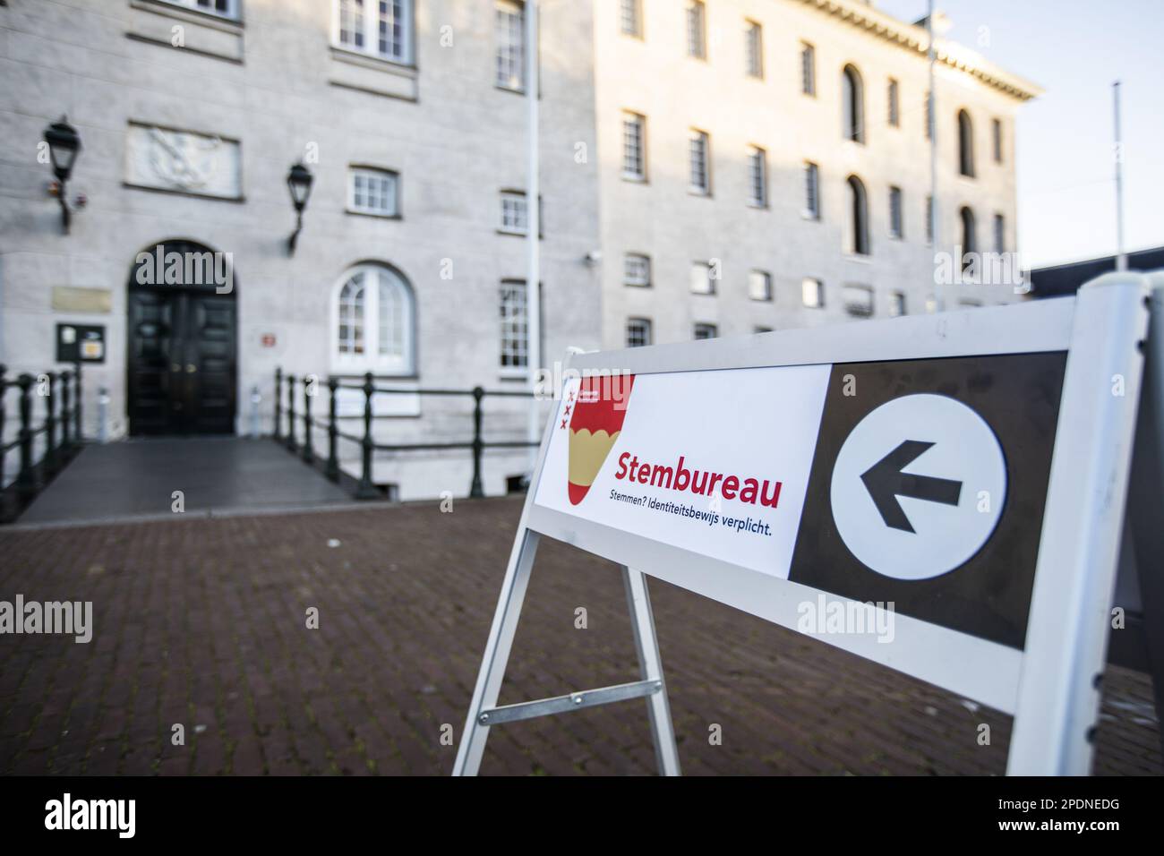AMSTERDAM - la stazione di polling indica le elezioni degli Stati provinciali e dell'ente idrico nel Scheepvaartmuseum di Amsterdam. ANP EVA PLEVIER olanda fuori - belgio fuori Foto Stock