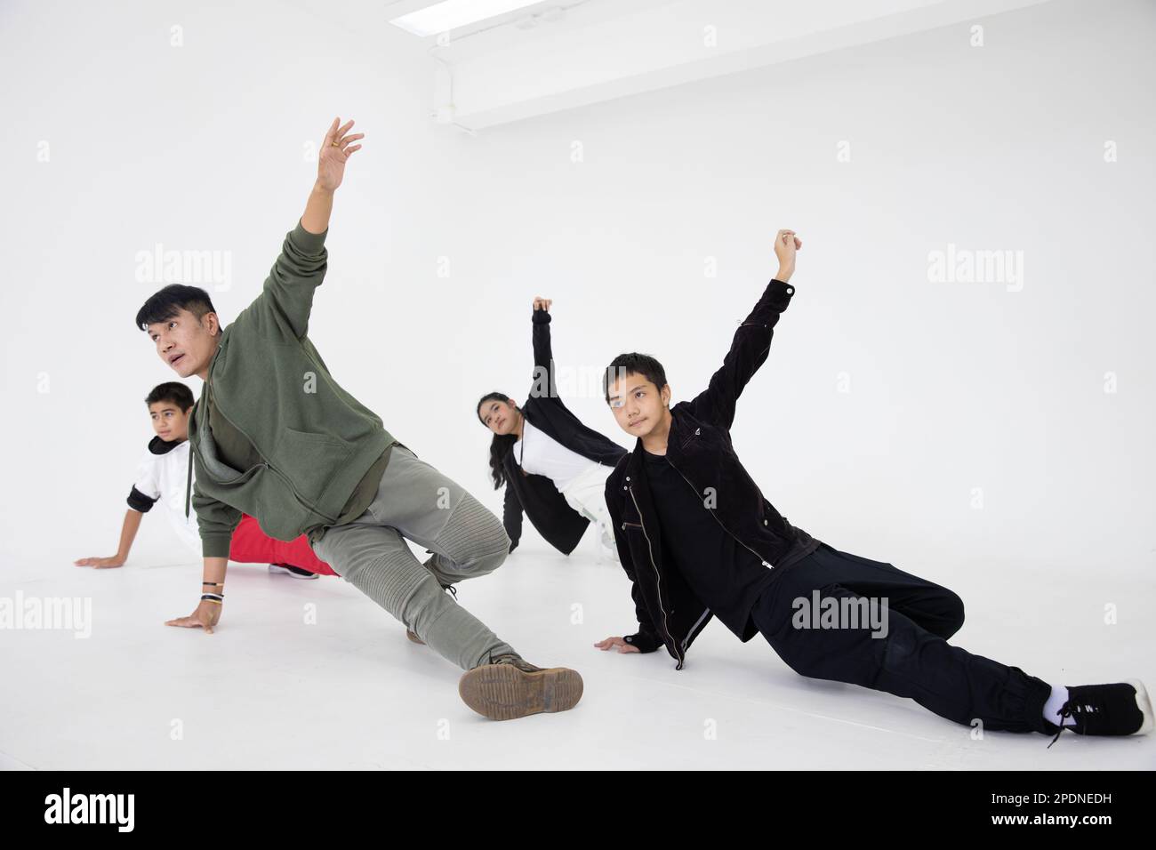 gruppo di ragazzi adolescenti attività con insegnante di danza in studio di danza Foto Stock