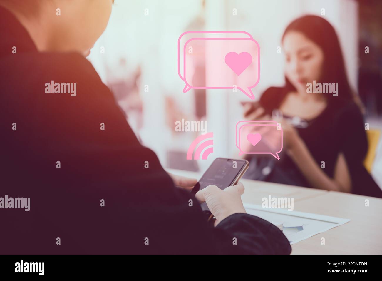 le persone che utilizzano l'app di chat per smartphone parlare insieme data contatto trovano un amante Foto Stock