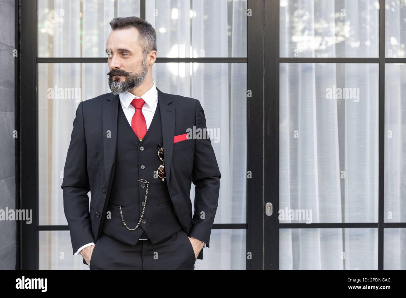 Ritratto ispanico latino baffi signori moda elegante vestito tuxedo giacca  tuta modello elegante e bello. Uomo d'affari capo avvocato latino in piedi  Foto stock - Alamy