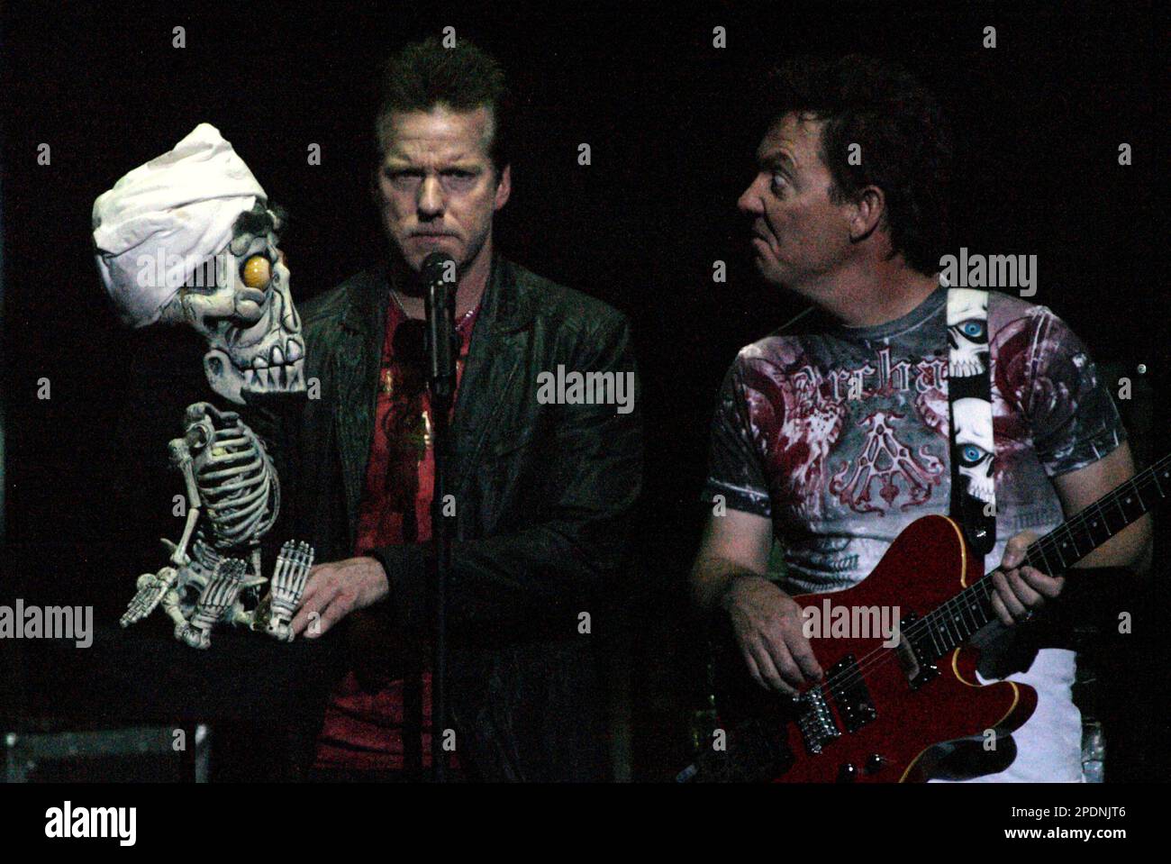 (l-r) 'Achmed the Dead Terrorist', Jeff Dunham e 'Guitar Guy' Brian Haner, il comico ventiloquista Jeff Dunham, che si esibiscono dal vivo in concerto presso lo state Theatre. Sydney, Australia - 06.11.09 Foto Stock