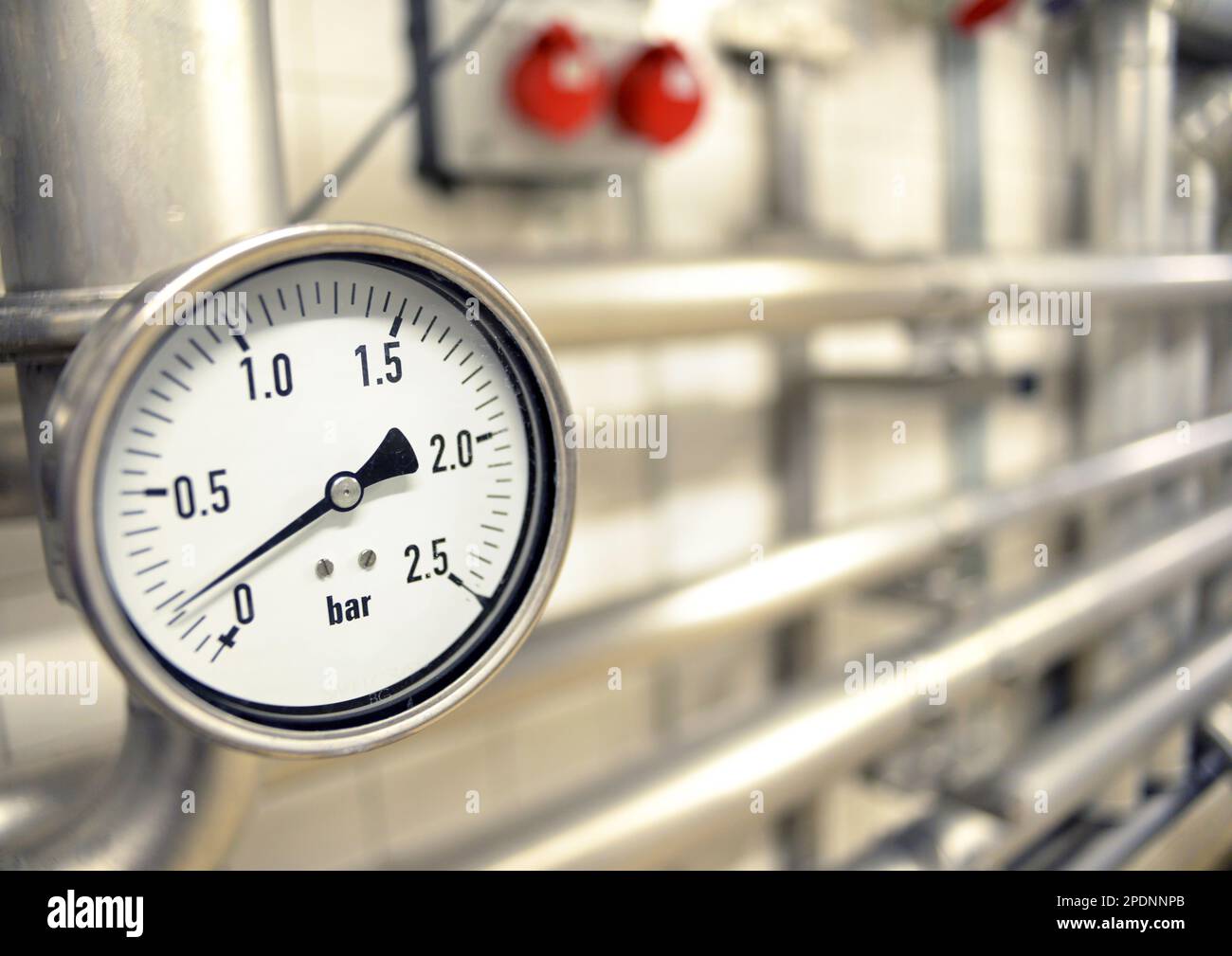 Industria alimentare - birreria impianto con un comparatore a quadrante per controllare le piante Foto Stock