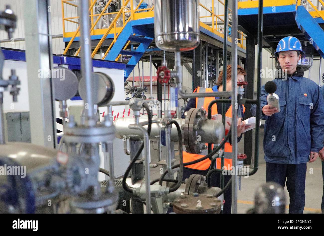 QINHUANGDAO, CINA - 15 MARZO 2023 - gli atleti eseguono il rilevamento e il test dei pericoli sul lavoro durante il concorso di rilevamento del rumore a Qinhuangdao Foto Stock