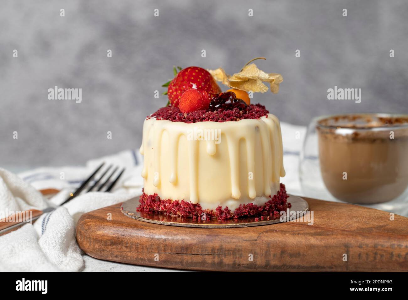 Torta alla crema di frutta. Dessert da forno. Deliziosa torta a porzioni arrotondate con fragole e panna Foto Stock