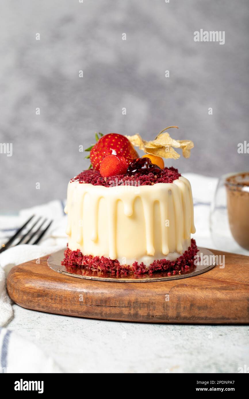 Torta alla crema di frutta. Dessert da forno. Deliziosa torta a porzioni arrotondate con fragole e panna Foto Stock