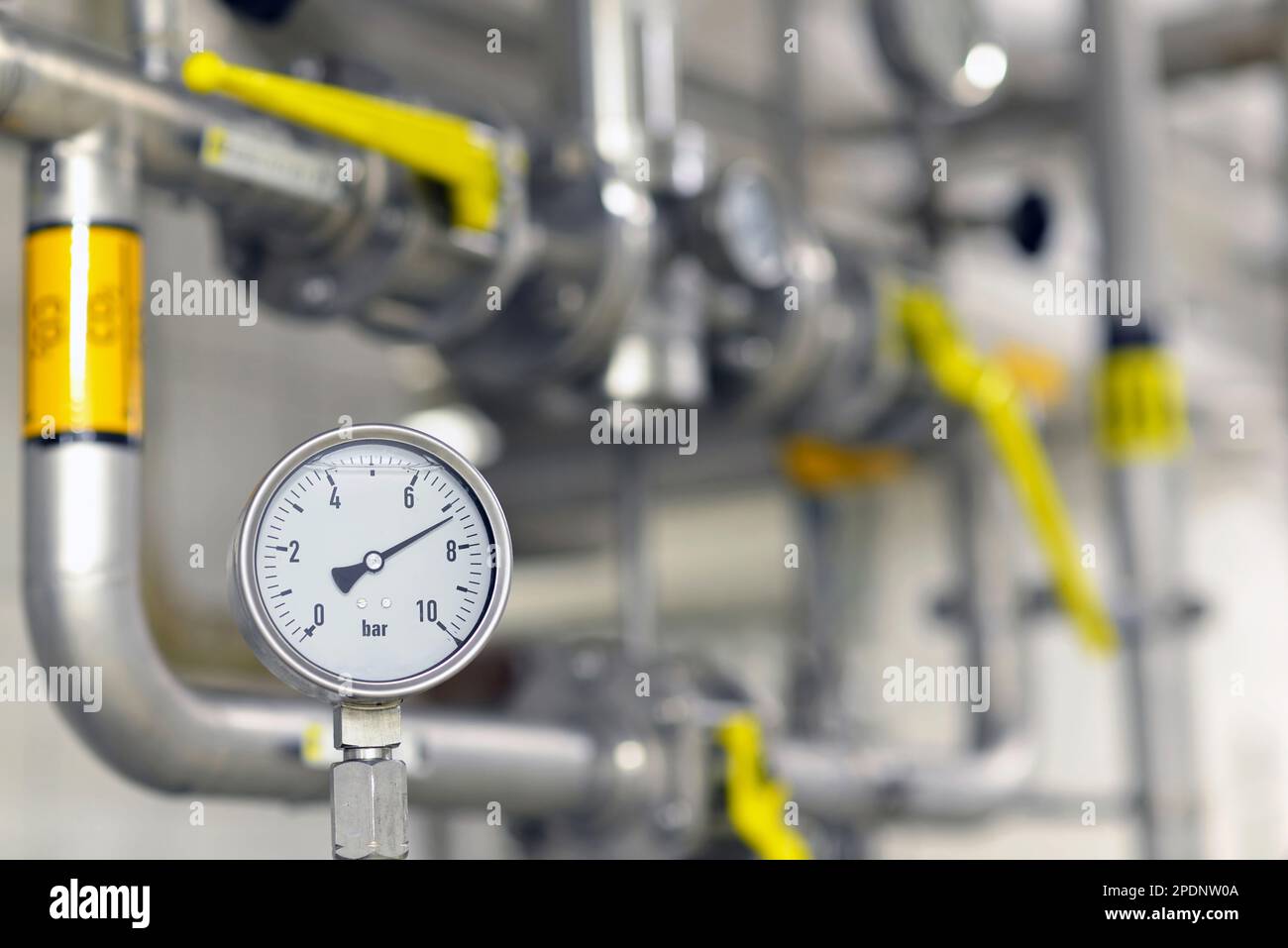 Industria alimentare - birreria impianto con un comparatore a quadrante per controllare le piante Foto Stock