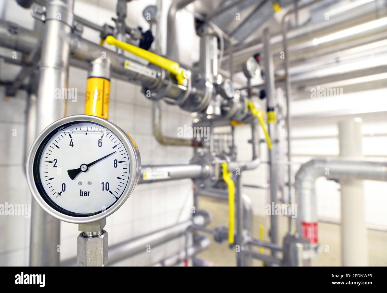 Industria alimentare - birreria impianto con un comparatore a quadrante per controllare le piante Foto Stock