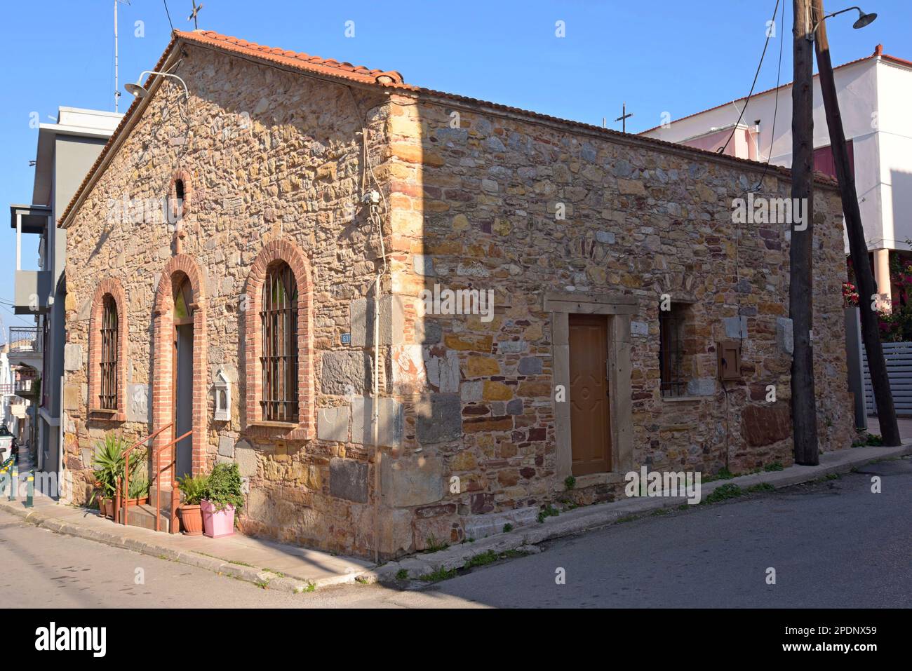 Tradizionale cappella greco-ortodossa in pietra nel porto di Chios, isola di Chios, Grecia Foto Stock