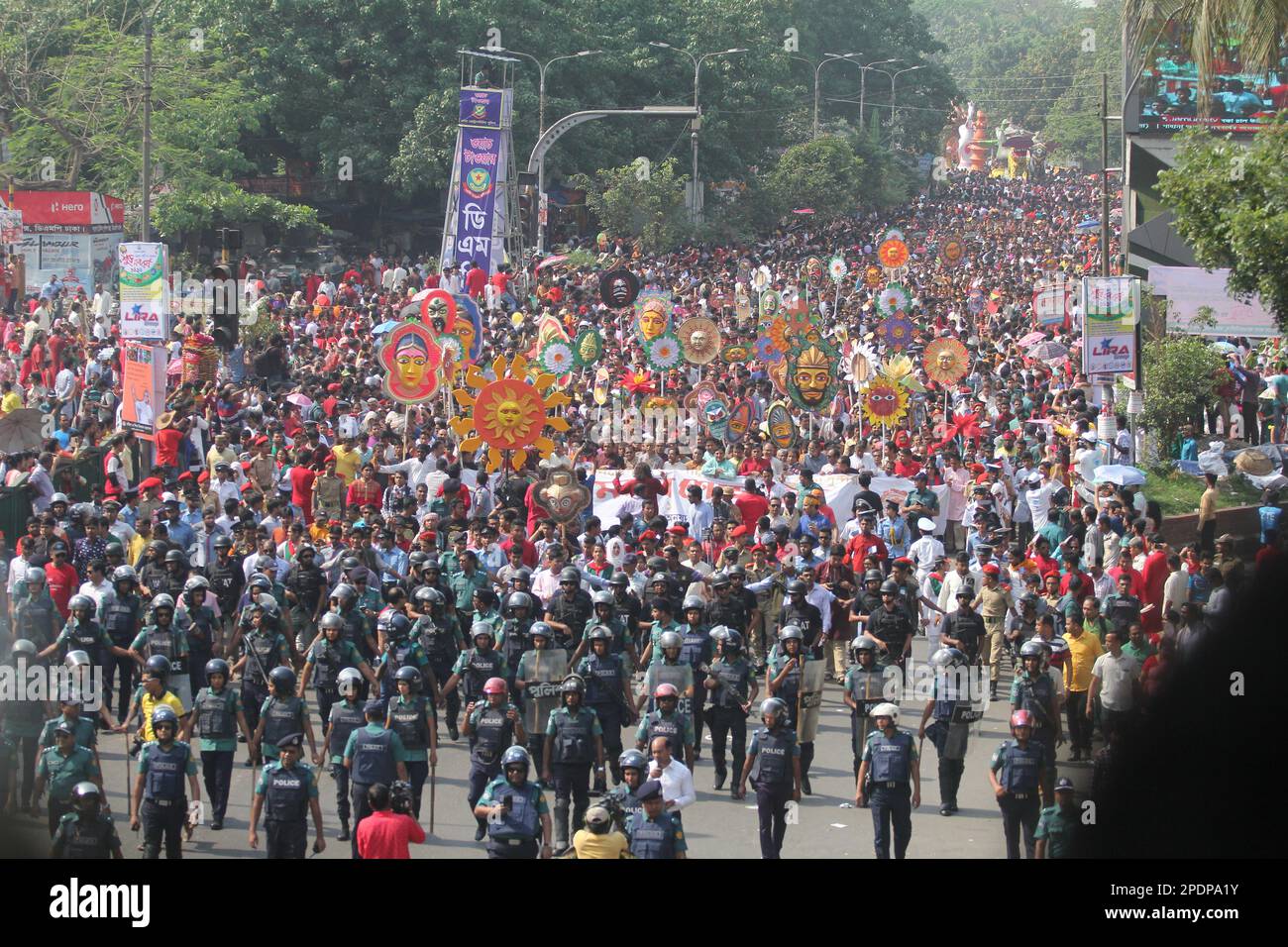 Dhaka, Bangladesh. 14th Apr, 2017. Mangal Shobhajatra, una colorata e festosa processione che celebra Pahela Baishakh, il nuovo anno di Bangala, parte Foto Stock