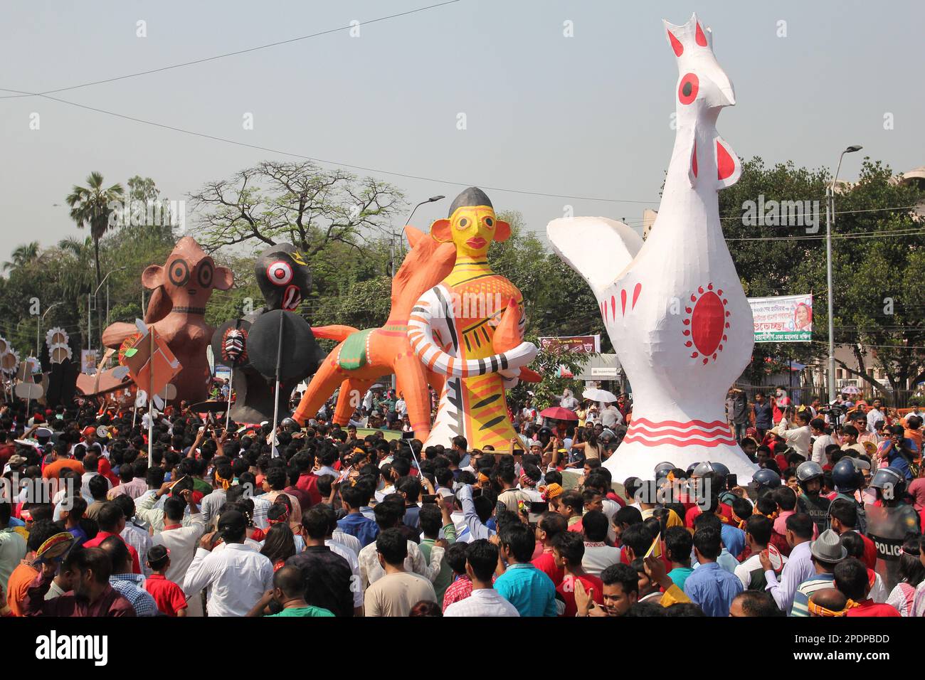 Dhaka, Bangladesh. 14th Apr, 2017. Mangal Shobhajatra, una colorata e festosa processione che celebra Pahela Baishakh, il nuovo anno di Bangala, parte Foto Stock