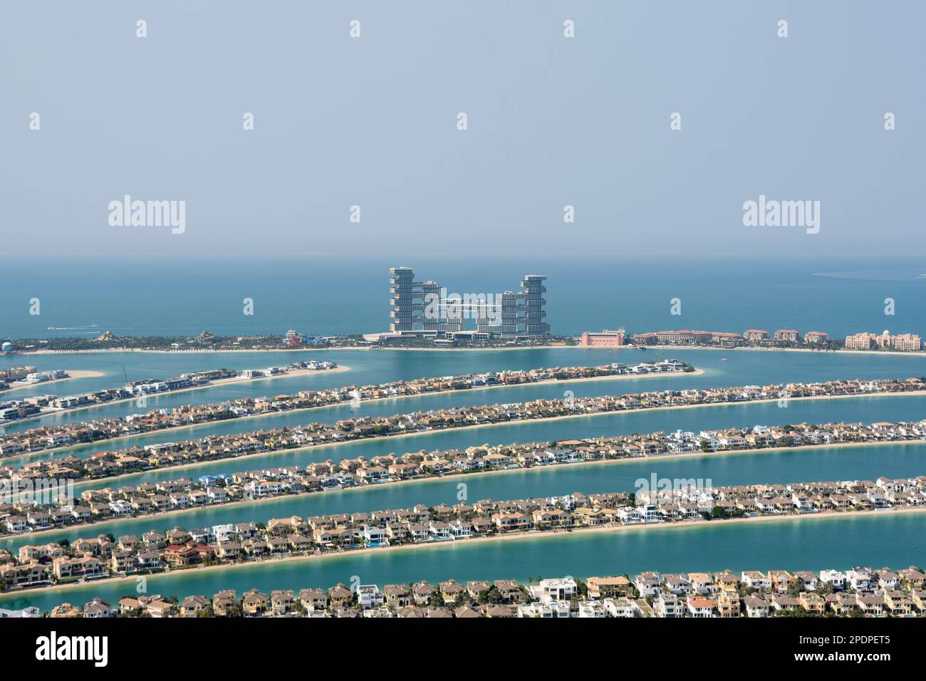 Vista di Atlantis The Royal Hotel Resort dal The View at the Palm, Palm Jumeirah, Dubai, Emirati Arabi Uniti Foto Stock