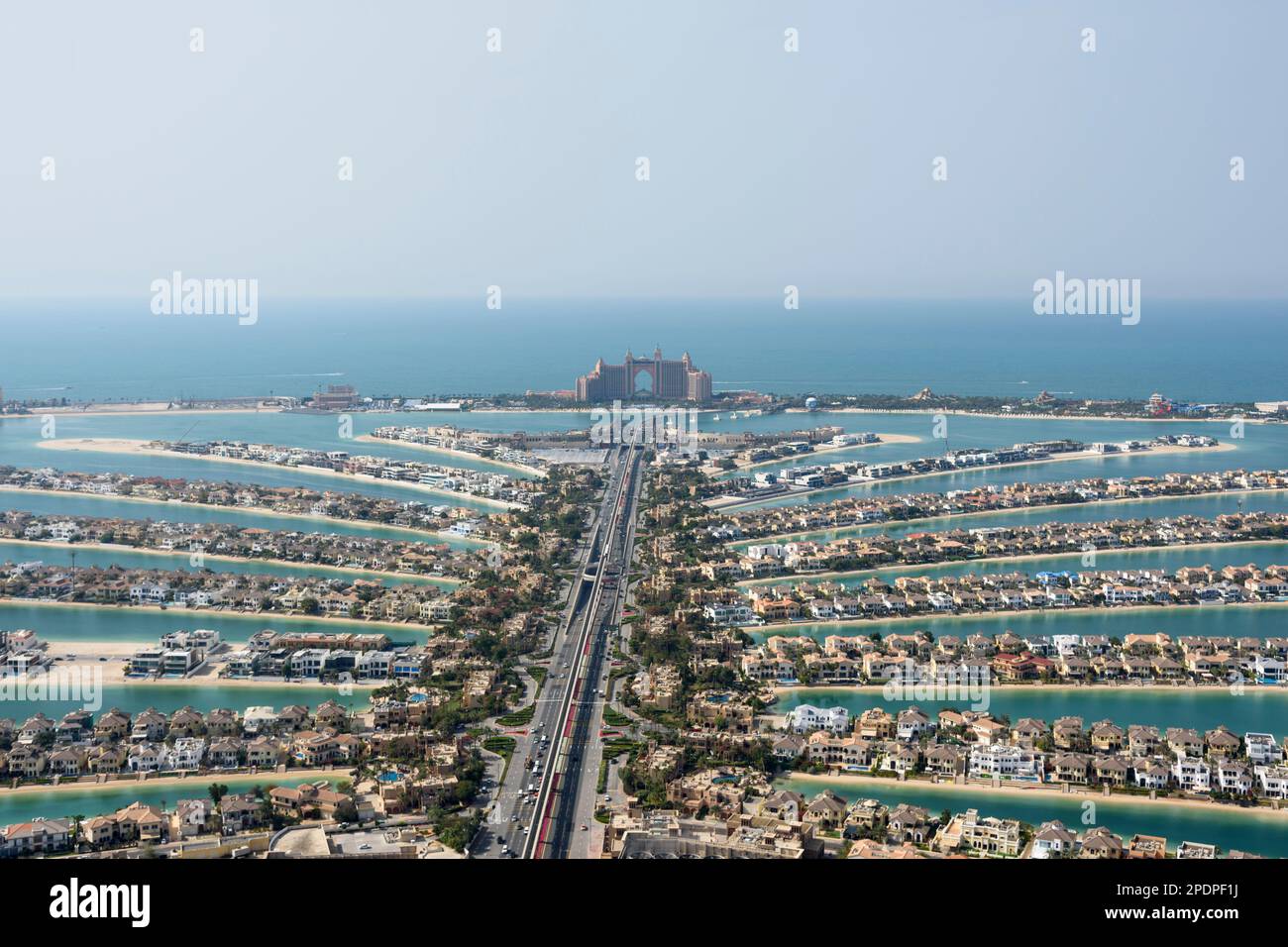 Vista di Atlantis The Palm Hotel Resort dal The View at The Palm, Palm Jumeirah, Dubai, Emirati Arabi Uniti Foto Stock