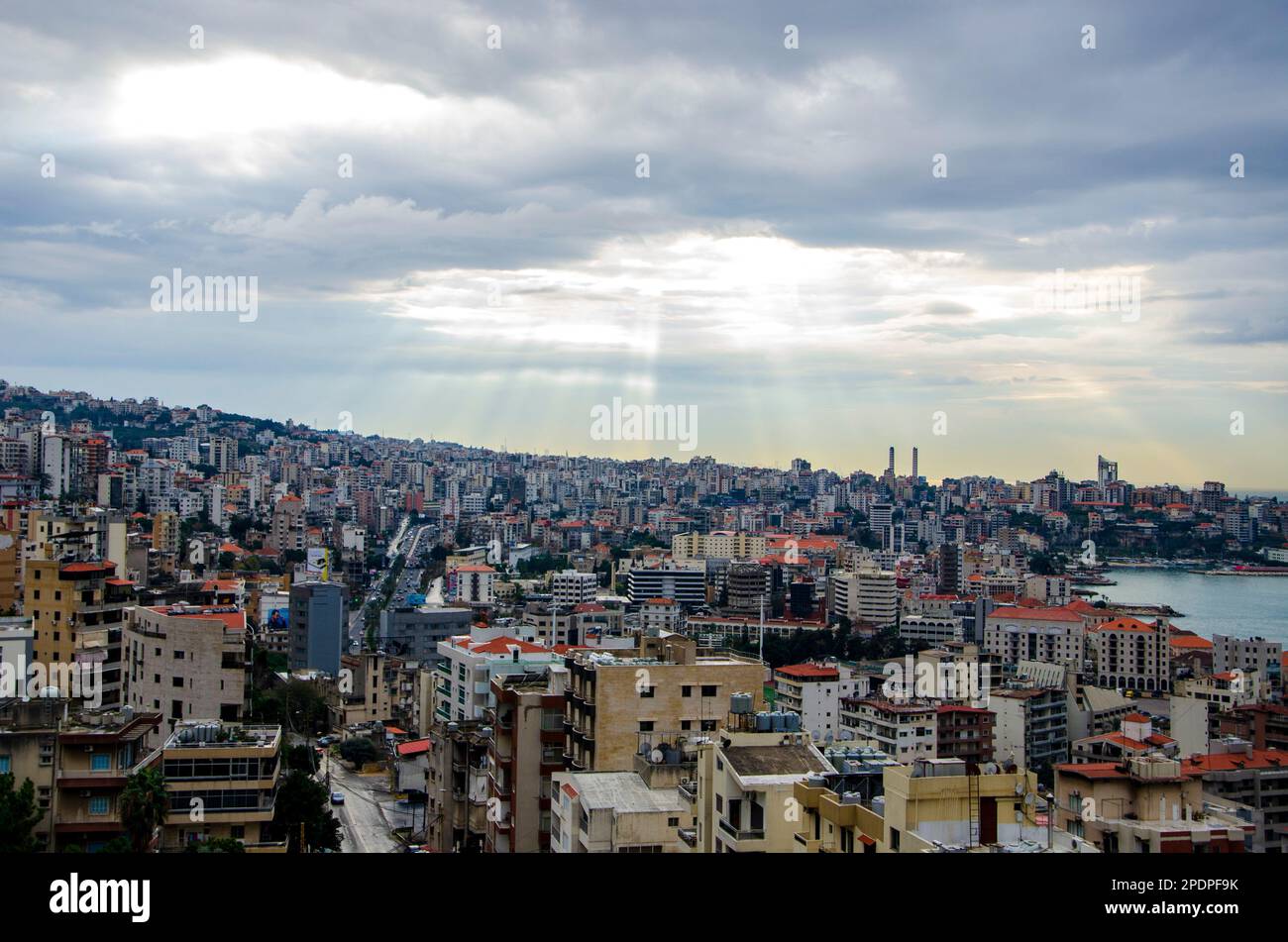 Beirut 2023. Panorama della città. Cielo. Le luci di un sole. Foto Stock