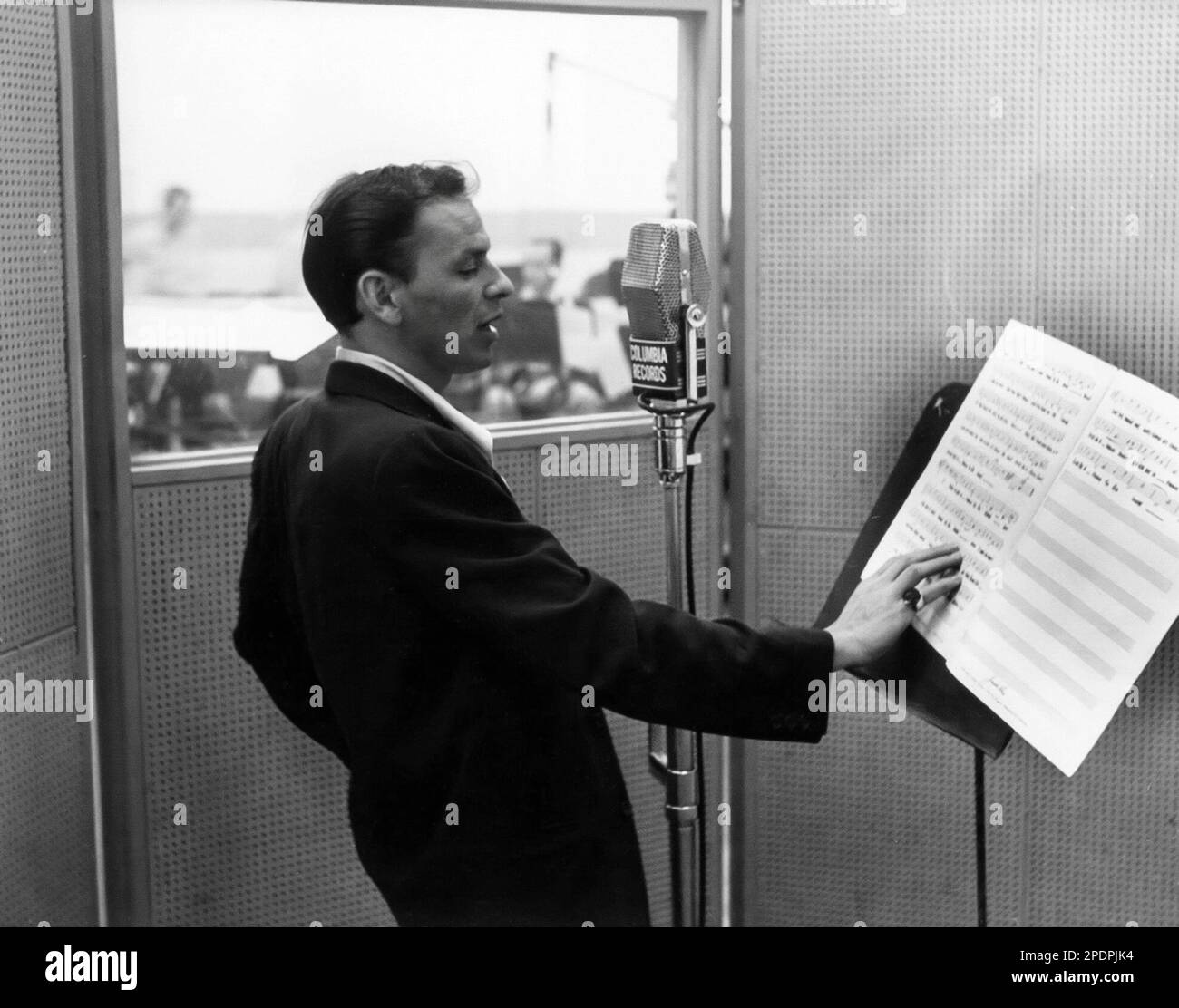 Un giovane Frank Sinatra, cantando in uno stand di registrazione per la Columbia Records Foto Stock