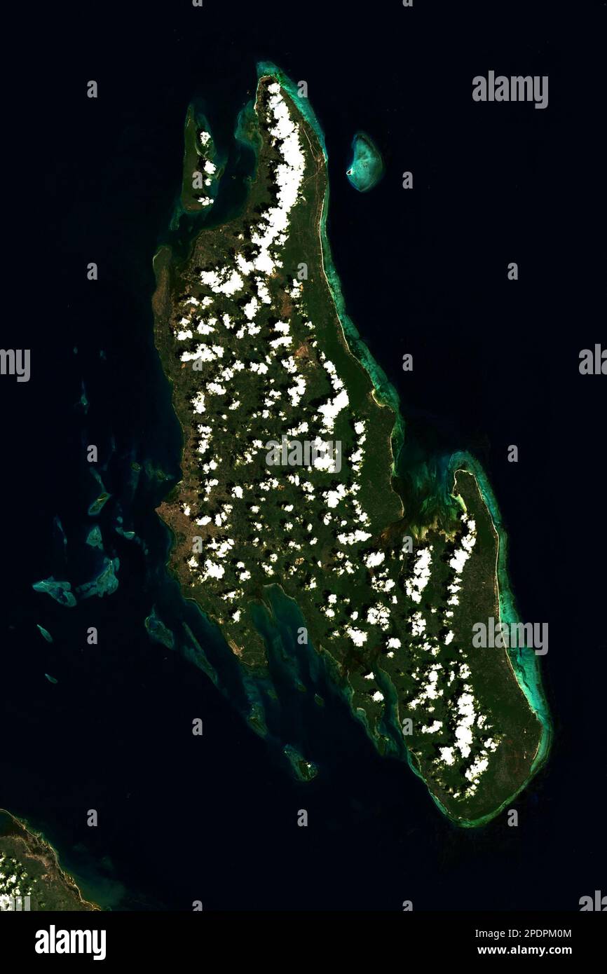 Zanzibar / Unguja in Tanzania visto dallo spazio - contiene i dati modificati di Copernicus Sentinel (2022) Foto Stock