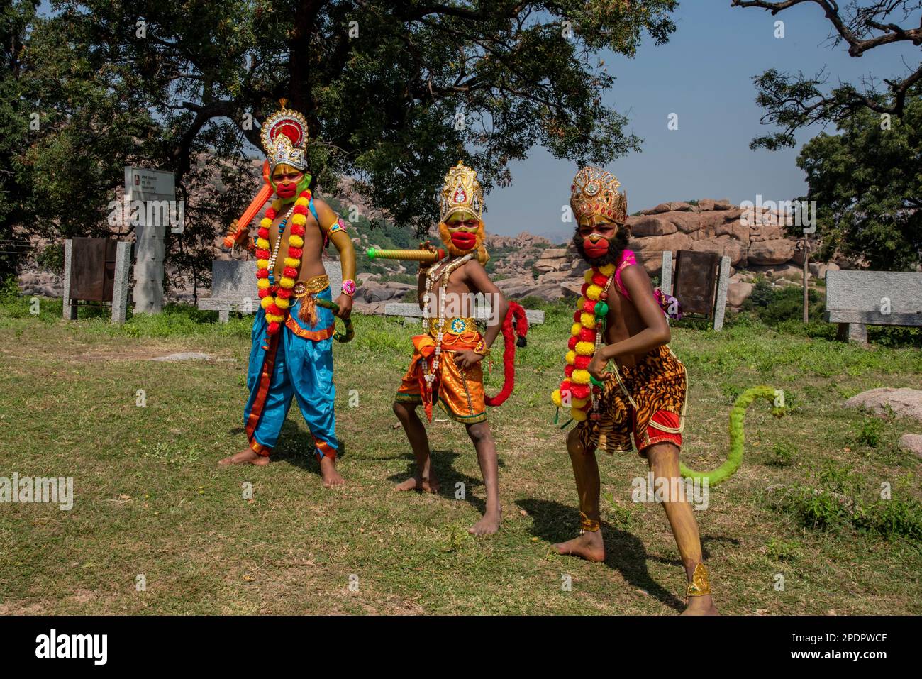 Hampi, Karnataka, India - Ott 31 2022: I bambini che recitavano scene formano l'epica indù Ramayana a Hampi. Anjeneri Anjanadri vicino a Hampi si crede di essere Foto Stock