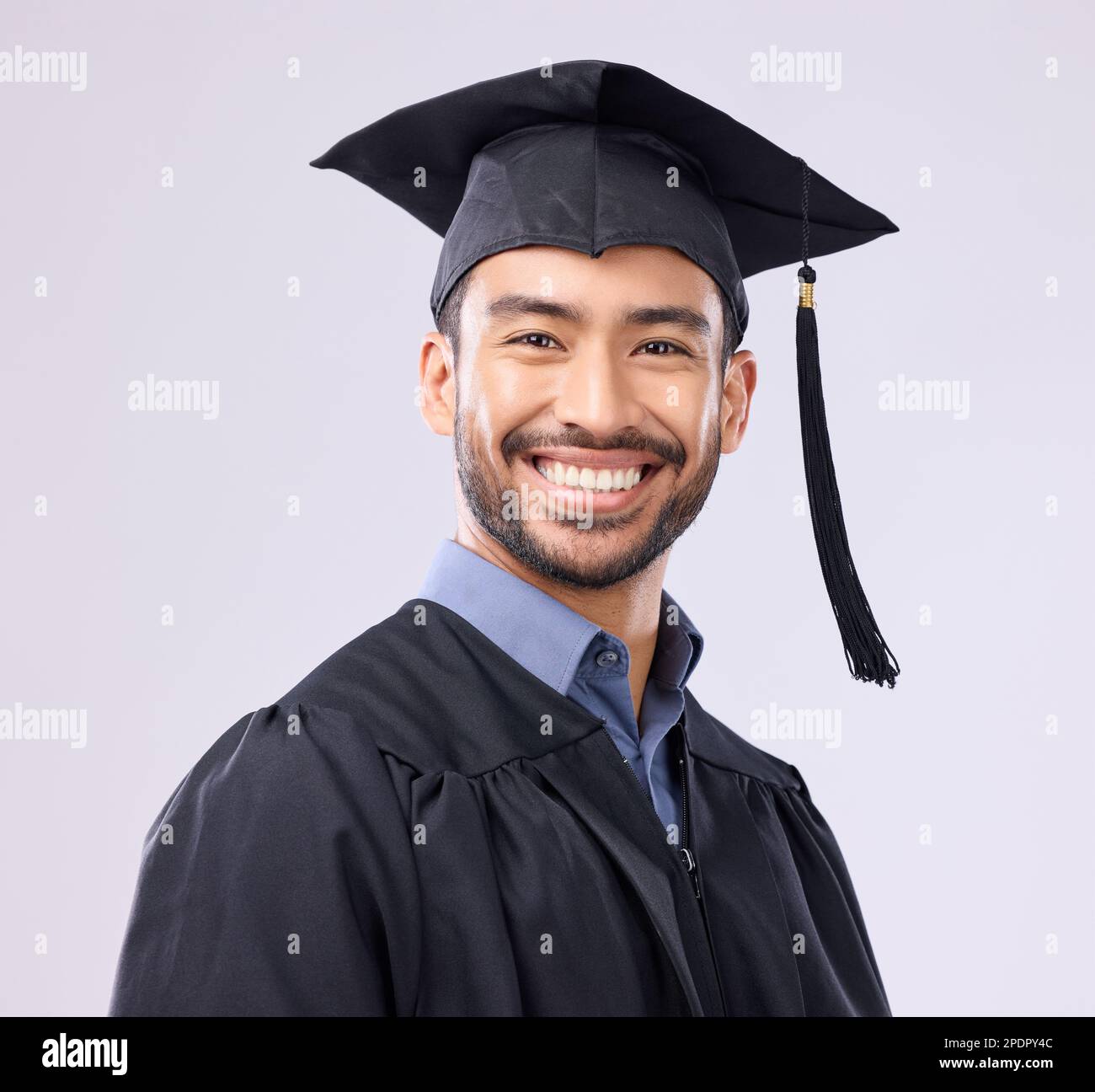 Sorriso, laurea e ritratto di uomo in studio per l'istruzione, università e successo accademico. Felice, premio e studio con studente isolato su bianco Foto Stock