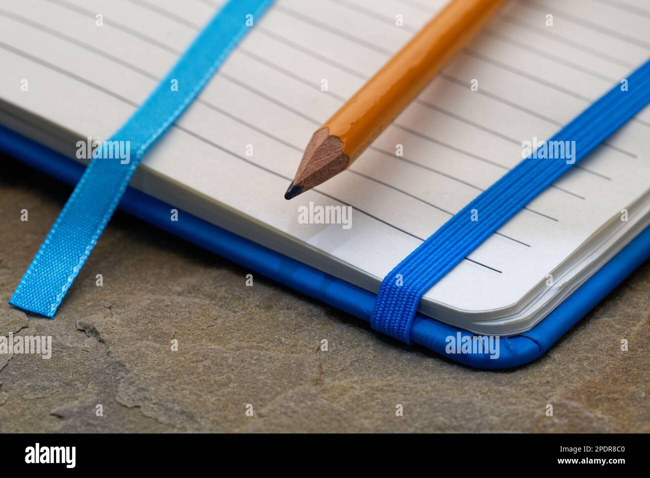 Un notebook rivestito con una matita. Pronti a prendere appunti, disegnare idee e scrivere piani. Matita e carta pronti. Foto Stock