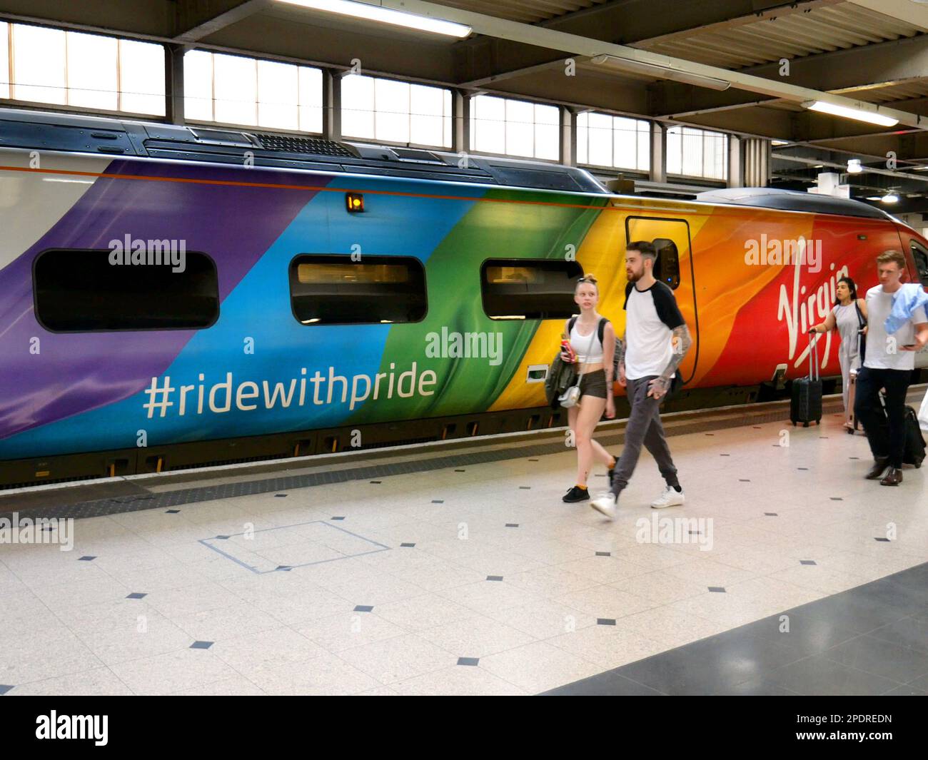 Un treno Vergine dipinto in colori arcobaleno per Gay Pride mese, 2019 Foto Stock