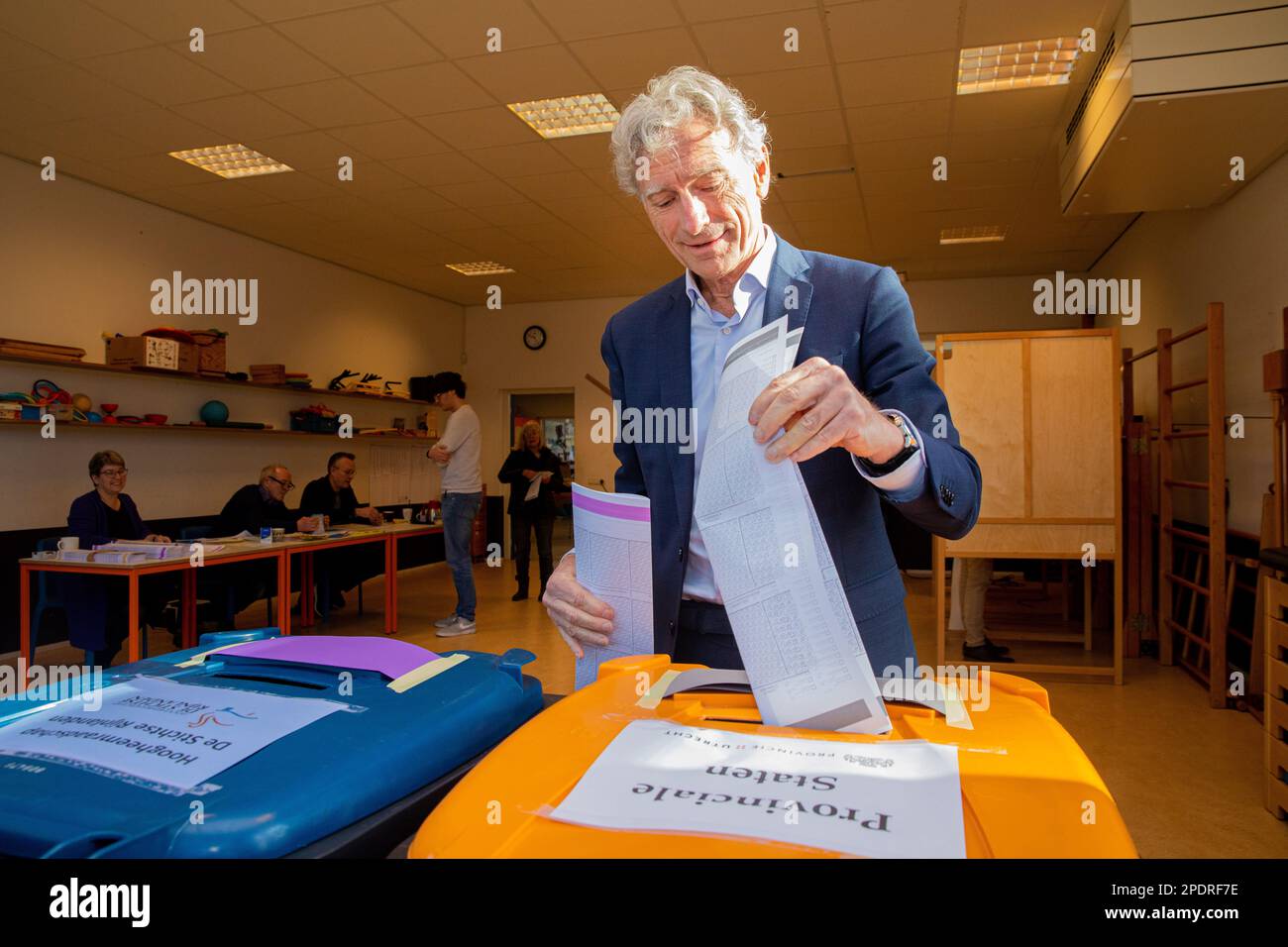 DRIEBERGEN - il leader del Gruppo GroenLinks al Senato Paul Rosenmoller esprime il suo voto per le elezioni del Consiglio Provinciale. ANP WESLEY DE WIT olanda fuori - belgio fuori Foto Stock