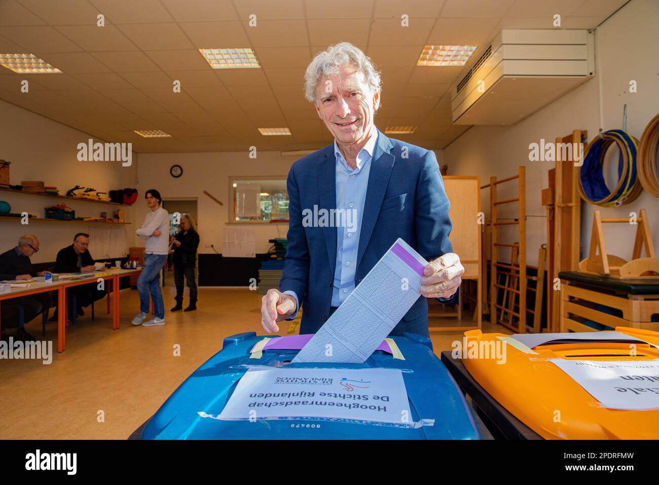 DRIEBERGEN - il leader del Gruppo GroenLinks al Senato Paul Rosenmoller esprime il suo voto per le elezioni del Consiglio Provinciale. ANP WESLEY DE WIT olanda fuori - belgio fuori Foto Stock