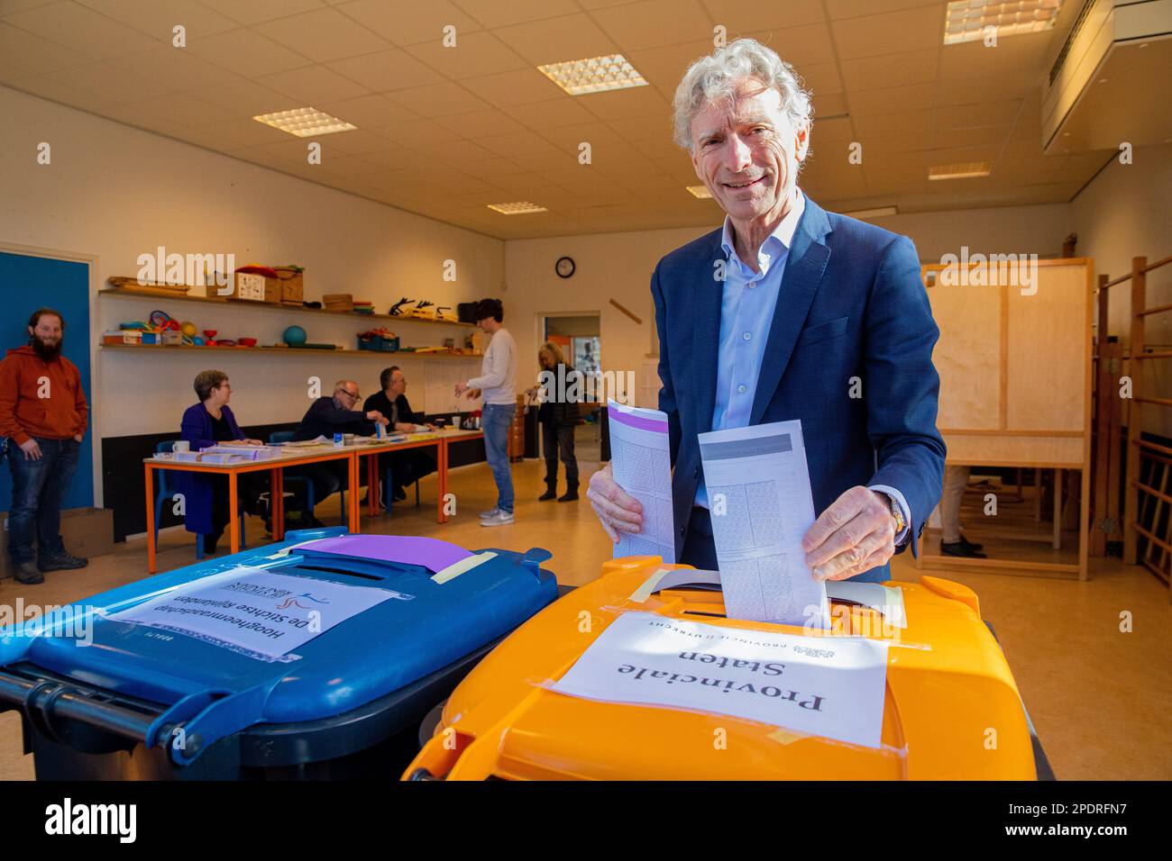 DRIEBERGEN - il leader del Gruppo GroenLinks al Senato Paul Rosenmoller esprime il suo voto per le elezioni del Consiglio Provinciale. ANP WESLEY DE WIT olanda fuori - belgio fuori Foto Stock