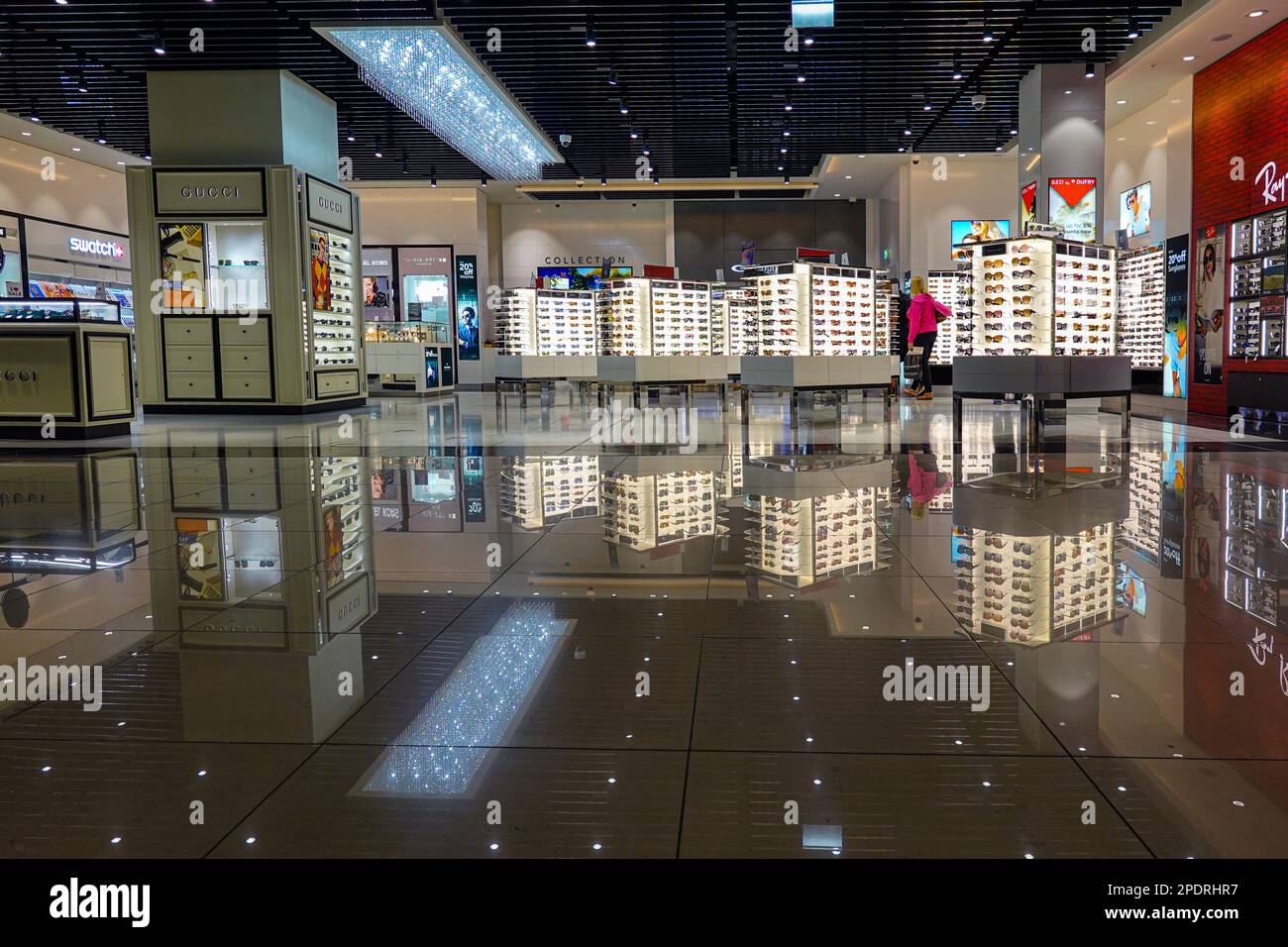 Aeroporto di Manchester, Terminal 2, zona commerciale, duty free, negozi, Manchester, Regno Unito Foto Stock