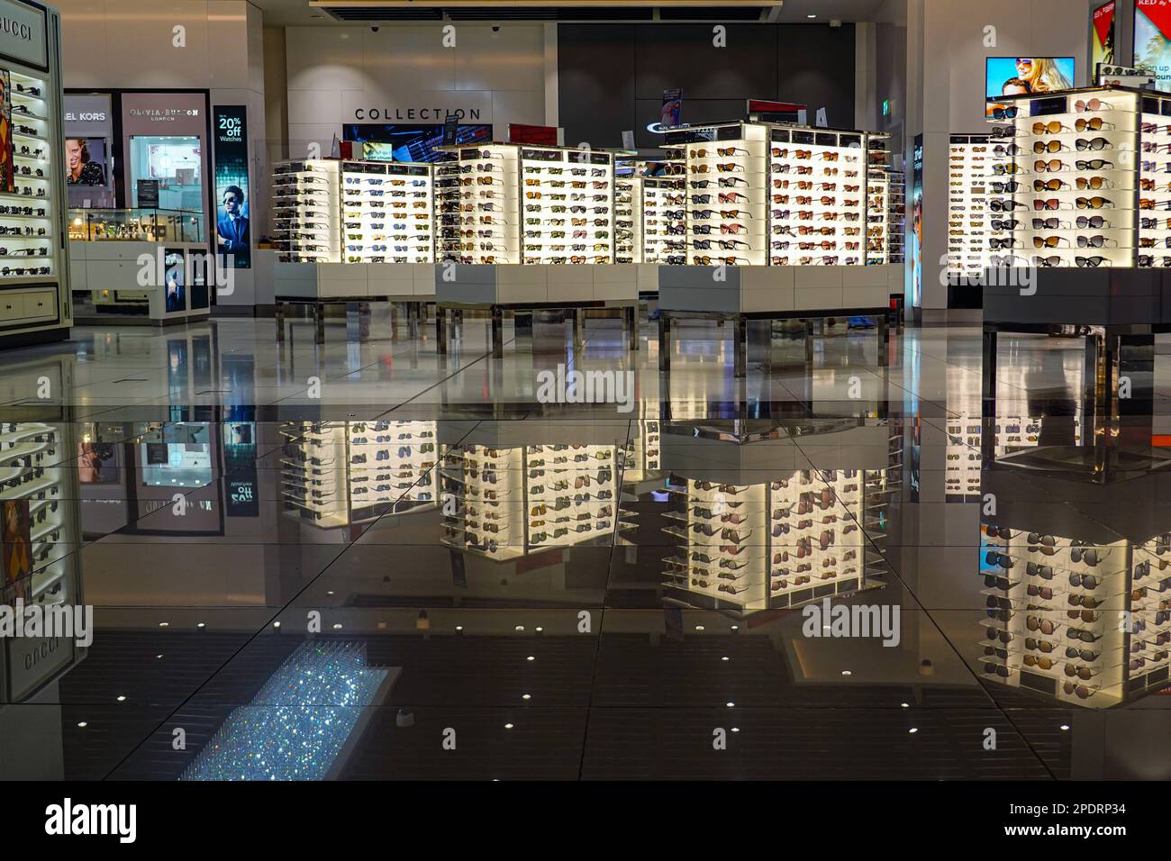 Aeroporto di Manchester, Terminal 2, zona commerciale, duty free, negozi, Manchester, Regno Unito Foto Stock