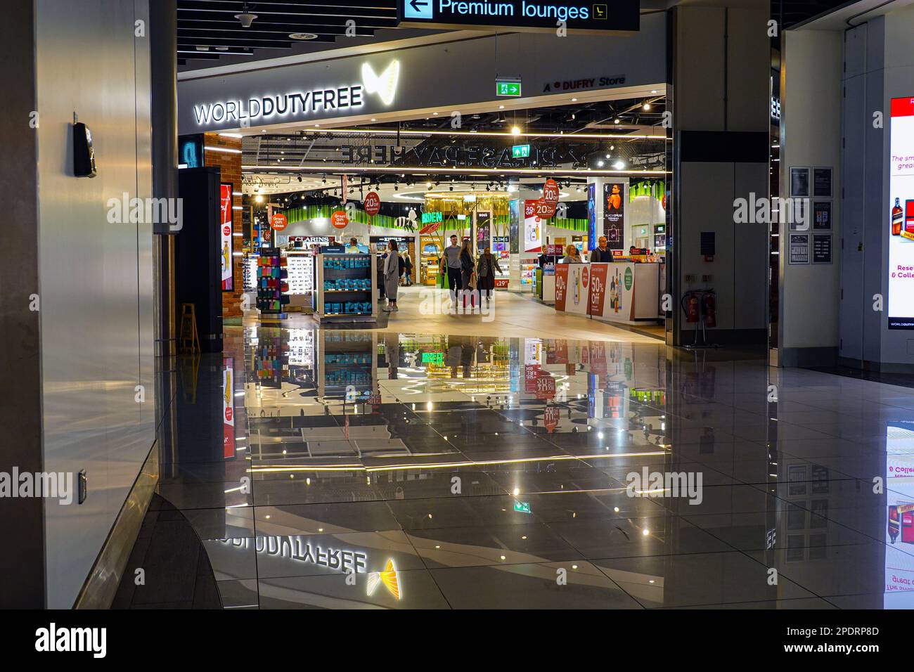 Aeroporto di Manchester, Terminal 2, zona commerciale, duty free, negozi, Manchester, Regno Unito Foto Stock