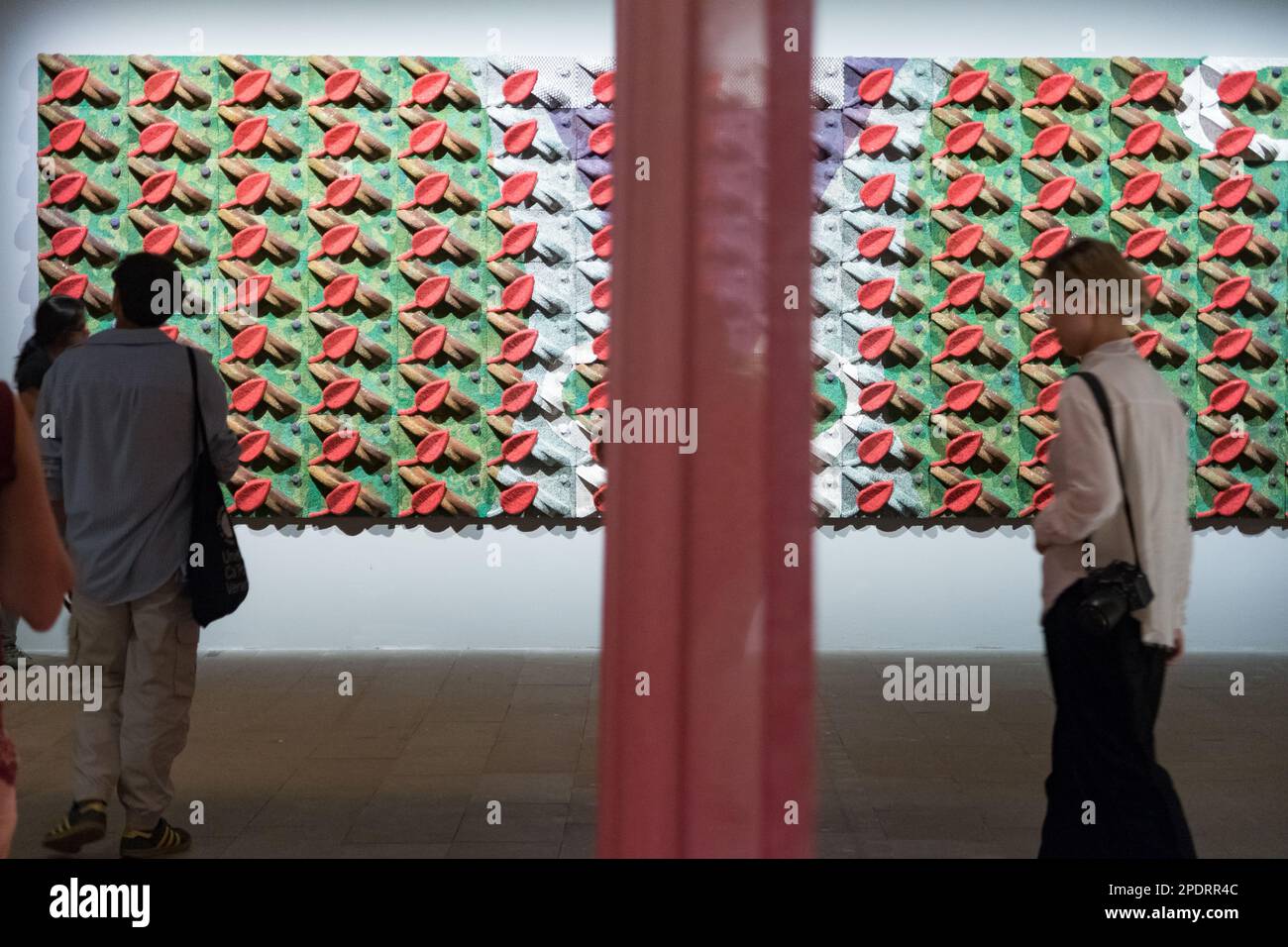 Una visione generale dell'opera foglie rosse dell'artista etiope Elias Sime alla Biennale di Venezia 2022 Foto Stock
