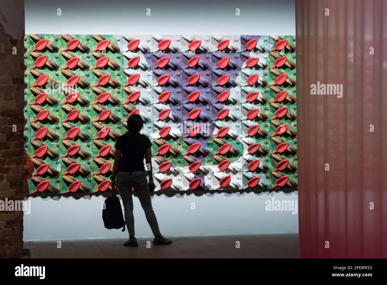 Una visione generale dell'opera foglie rosse dell'artista etiope Elias Sime alla Biennale di Venezia 2022 Foto Stock