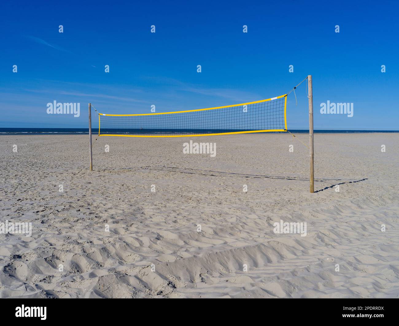 Volleyballnetz an einem menschenleeren Strand auf der Insel Juist, Deutschland Foto Stock