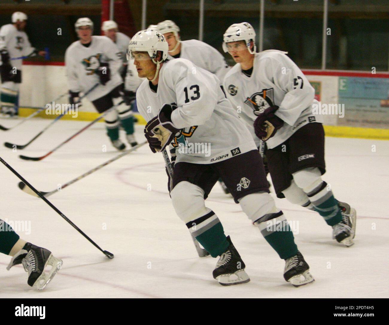 Anaheim Mighty Ducks right winger Teemu Selanne (13) of Finland and teammates skate sprint laps on the first day of training camp at the team's facility in Anaheim, Calif., Tuesday, Sept. 13, 2005. Grueling drills, a lively scrimmage, then lots of laps. The players still smiled, happy just to be back on the ice for their first team workout in a year and a half. Selanne, one of the Ducks' most popular players ever, rejoined the team last month. (AP Photo/Reed Saxon) Foto Stock