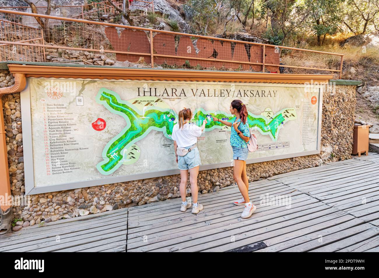 11 settembre 2022, Aksaray, Turchia: Ragazze turisti che esplorano la mappa del parco nazionale alla popolare attrazione di viaggio della Cappadocia - valle di Ihlara Foto Stock