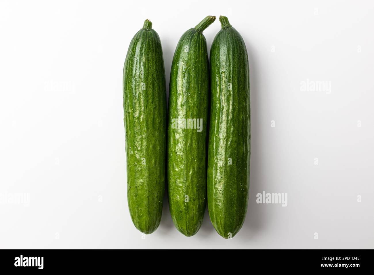 Spuntino cetriolo su sfondo bianco Foto Stock