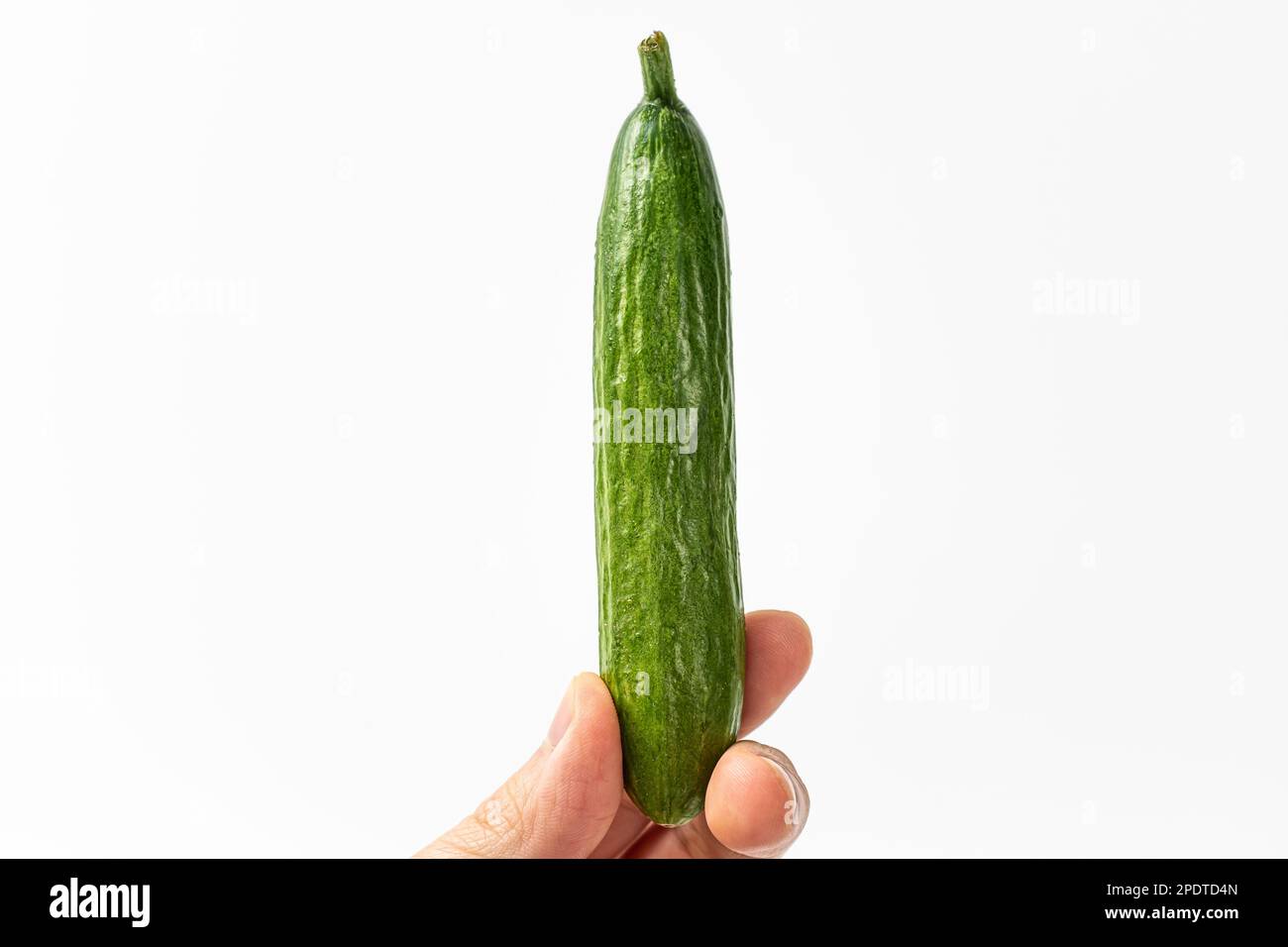 Spuntino cetriolo su sfondo bianco Foto Stock