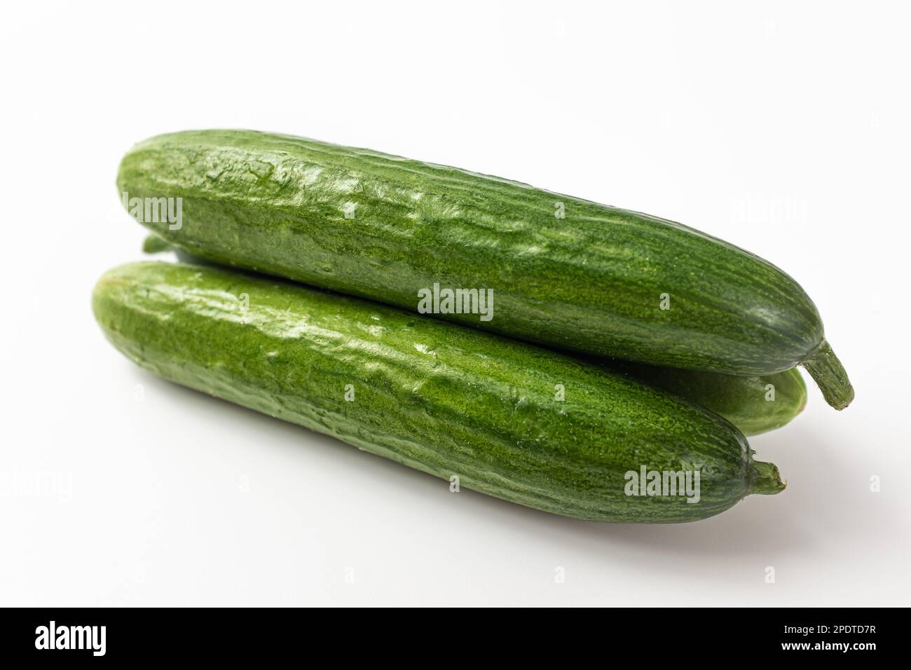 Spuntino cetriolo su sfondo bianco Foto Stock