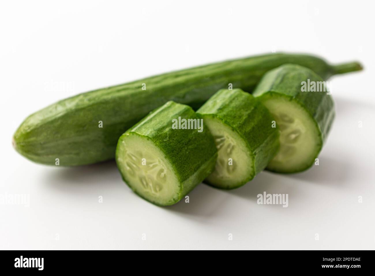 Spuntino cetriolo su sfondo bianco Foto Stock